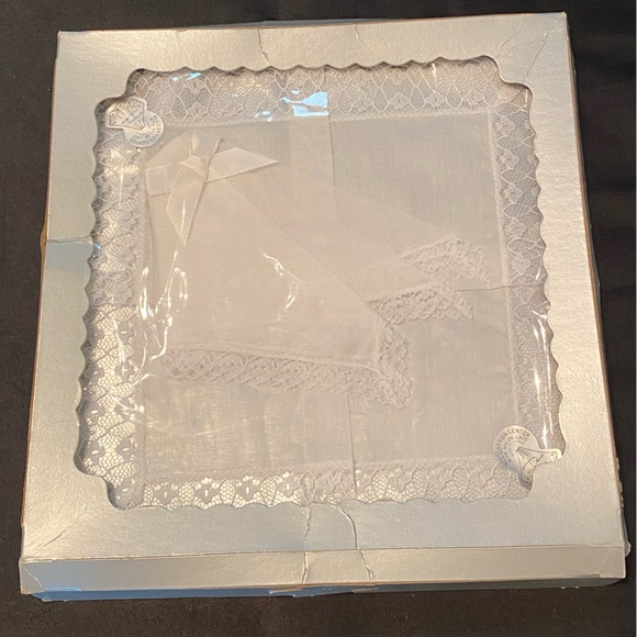 Pair of Vintage Desco Cotton and Lace Women’s Handkerchiefs in Original Box - Picture 5 of 7